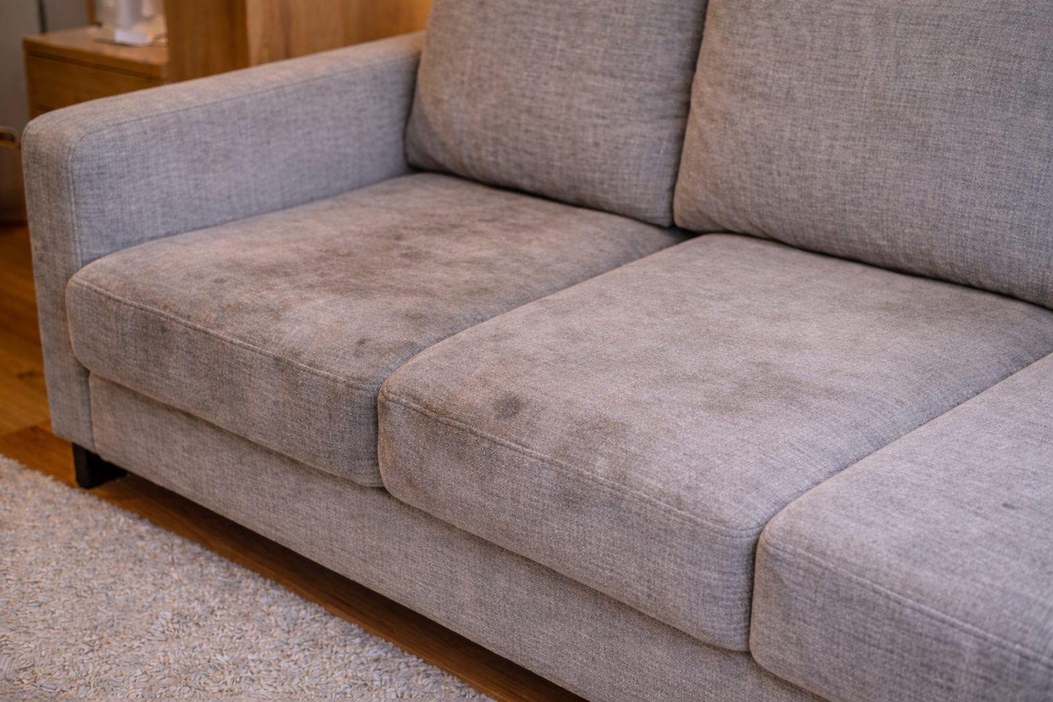 Canapé sale avant nettoyage